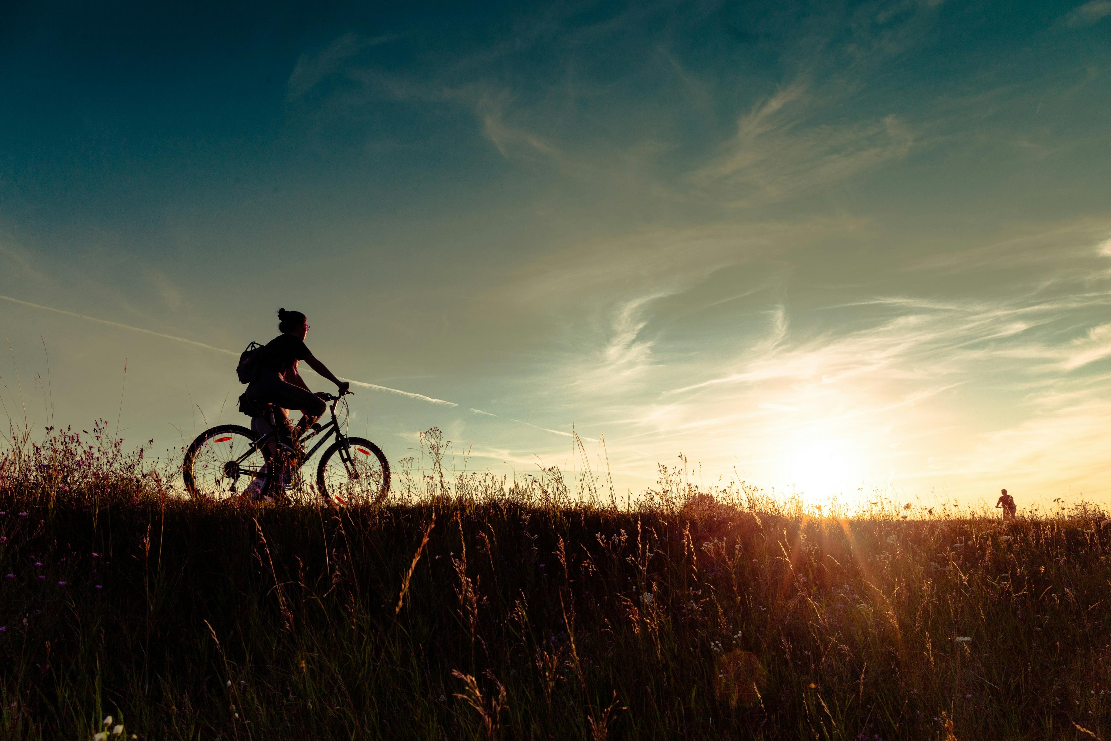 Cycliste sur une véloroute en Europe